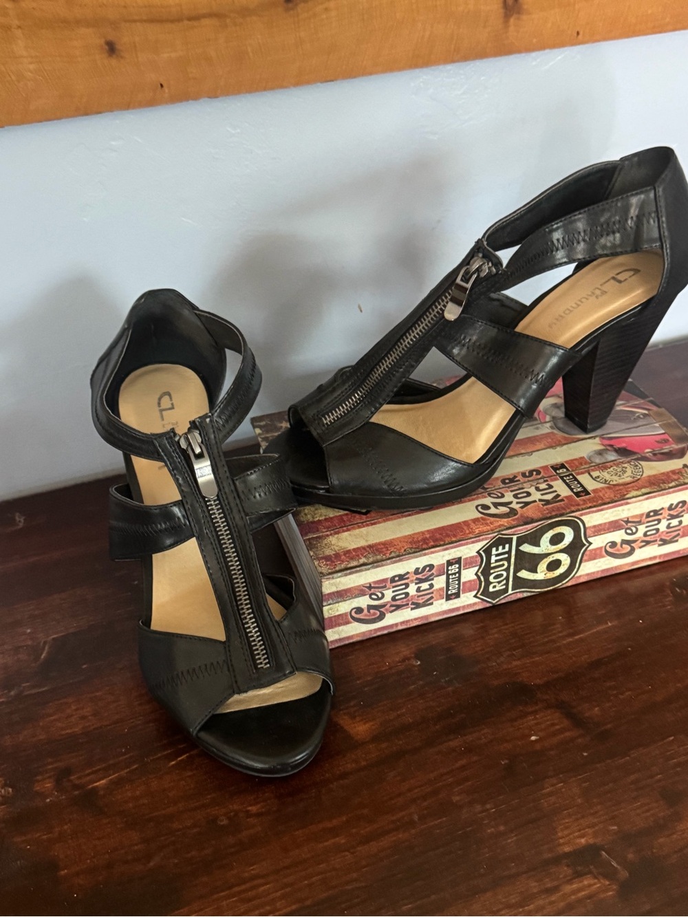 EUC Chinese Laundry Black T-Strap Zipper Block Heel Sandals
